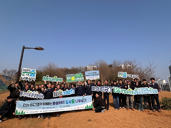 도시숲 나무심기 행사 기념사진. [사진=코스맥스]