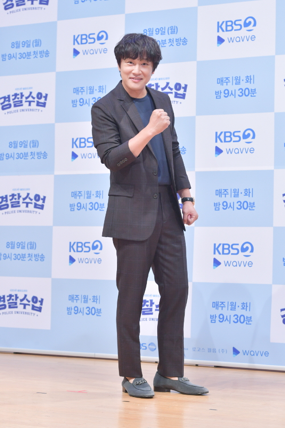 차태현이 9일 오후 KBS2 새 월화드라마 '경찰수업' 온라인 제작발표회에 참석해 포토타임을 갖고 있다.  [사진=KBS ]