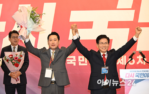 국민의힘 장동혁 신임 당대표가 26일 오전 서울 여의도 국회 도서관에서 열린 제6차 전당대회 결선에서 김문수 당대표 낙선자와 기념촬영을 하고 있다. [사진=곽영래 기자]