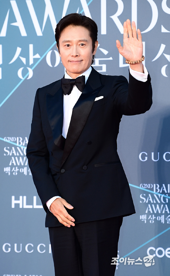 배우 이병헌이 8일 오후 서울 강남구 삼성동 코엑스 동문 앞 야외광장에서 열린 '제62회 백상예술대상 with 구찌' 시상식에 앞서 레드카펫 행사에 참석하고 있다. [사진=정소희 기자]