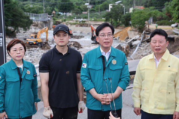 국민의힘 송언석 비대위원장 겸 원내대표와 김정재 정책위의장 등 지도부가 21일 경기 가평군 용추계곡 인근 수해지역을 찾아 피해 상황을 살펴본 뒤 취재진의 질문에 답하고 있다. [사진=연합뉴스]