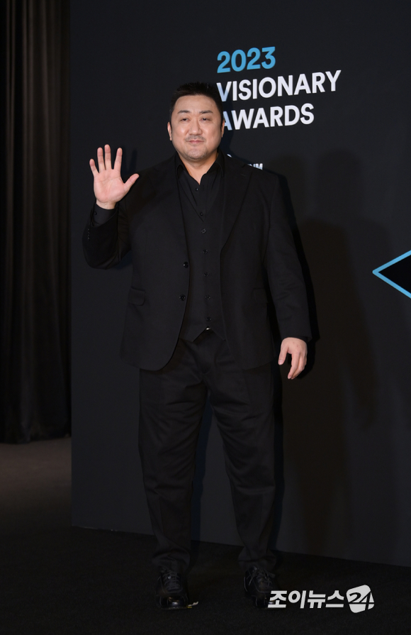 배우 마동석이 8일 오후 서울 마포구 상암동 CJ E&M 센터에서 열린 '2023 비저너리 어워즈'(Visionary Awards)에 수상자로 참석해 포즈를 취하고 있다. [사진=정소희 기자]