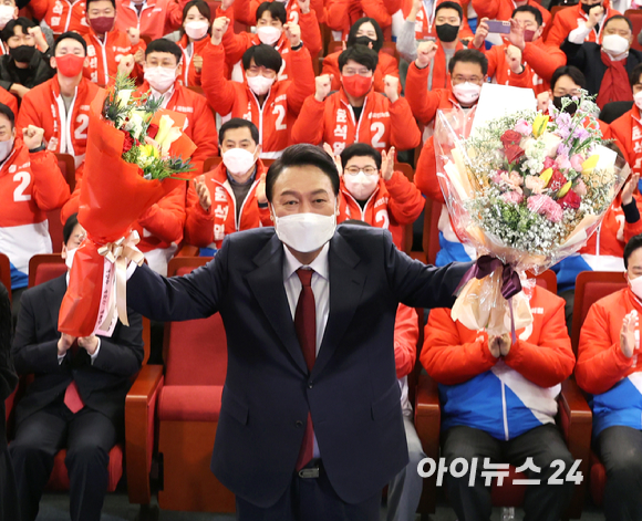 윤석열 제20대 대통령 당선인이 10일 새벽 서울 여의도 국회도서관에 마련된 '국민의힘 제 20대 대통령선거 개표상황실'을 찾아 승리 세리머니를 하고 있다. [사진=김성진 기자]