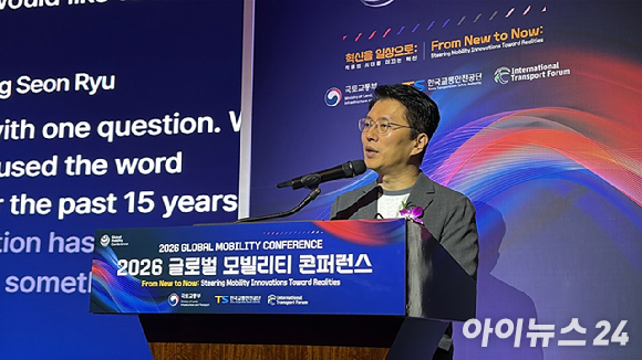 7일 서울 중구 웨스틴 조선 호텔에서 국토교통부와 한국교통안전공단(TS), OECD 산하 국제교통포럼(ITF)이 공동 주최한 '2026 글로벌 모빌리티 콘퍼런스'에서 류긍선 카카오모빌리티 대표가 발표하고 있다. [사진=정유림 기자]