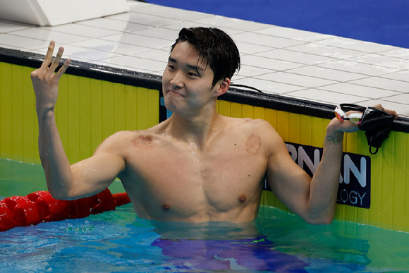 29일 중국 항저우 올림픽 스포츠센터 수영장에서 열린 남자 자유형 400m에서 금메달을 차지한 김우민이 기뻐하고 있다. [사진=뉴시스]