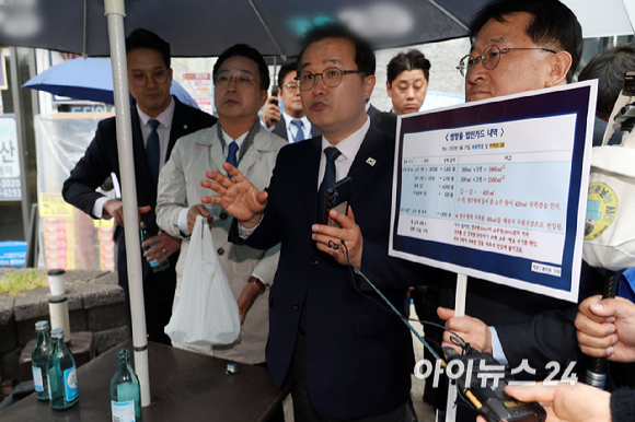 국회 '윤석열 정권 정치검찰 조작기소 의혹 사건 진상규명 국정조사특별위원회'가 '연어 술 파티', '진술 회유 의혹' 검증을 위해 9일 경기 수원지검을 현장 방문한 가운데 인근 편의점에서 박성준 더불어민주당 간사를 비롯한 의원들이 '당시 쌍방울 직원이 소주를 사서 생수병에 넣었다'는 주장과 함께 현장 재연을 하고 있다. [사진=국회사진기자단]