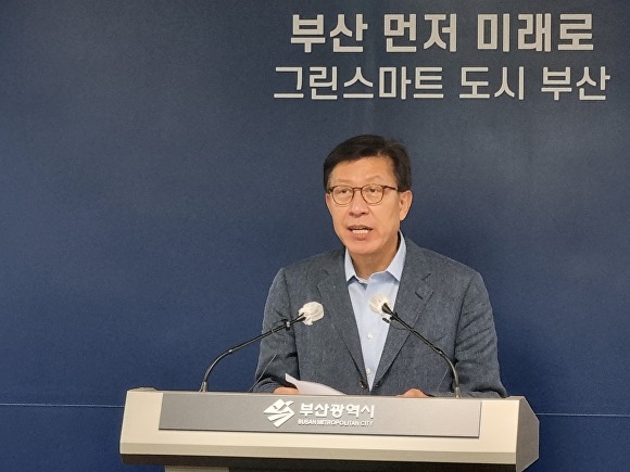 박형준 부산광역시장(사진)이 14일 오후 부산광역시청 브리핑실에서 기자회견을 열고 민생경제 안정 대책회의 결과를 발표하고 있다. [사진=박성현 기자]