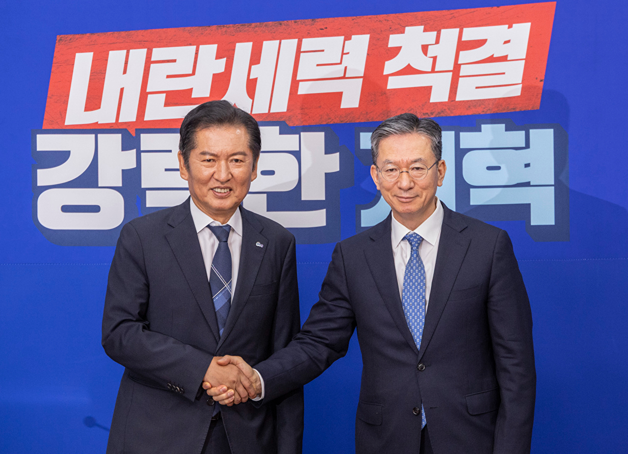 더불어민주당 정청래 대표(왼쪽)와 정성호 법무부 장관이 6일 국회에서 만나 서로 악수하고 있다. 2025.8.6 [사진=연합뉴스]
