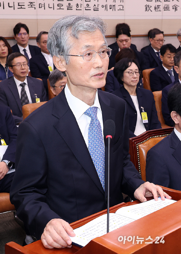 조희대 대법원장이 13일 서울 여의도 국회에서 열린 법제사법위원회의 대법원 등에 대한 국정감사에 출석해 인사말을 하고 있다. [사진=곽영래 기자]