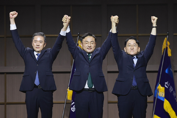 조국혁신당 신장식 신임 대표(가운데)와 차규근(오른쪽)&middot;황현선 최고위원이 25일 경기도 수원컨벤션센터에서 열린 전국당원대회에서 기념 촬영하고 있다. 2026.7.25 [사진=연합뉴스]