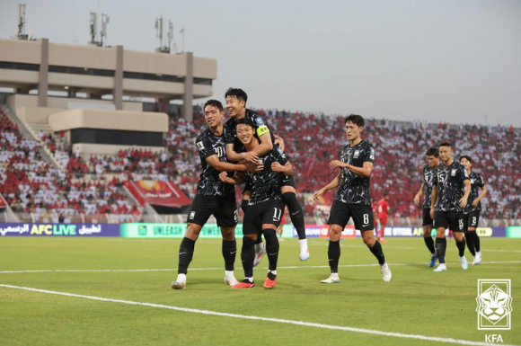 10일 오만 무스카트에 있는 술탄 카부스 스타디움에서 열린 국제축구연맹(FIFA) 주최 2026 북중미 월드컵 아시아 지역 3차 예선 B조 2차전 한국과 오만 경기, 황희찬이 선제골을 넣은 후 기뻐하고 있다. [사진=대한축구협회 ]