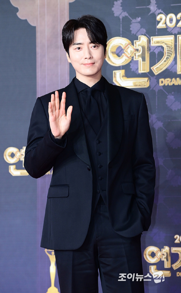 '나의 완벽한 비서' 배우 이준혁이 31일 오후 서울 마포구 상암동 SBS 프리즘타워에서 열린&nbsp;2025 SBS 연기대상&nbsp;레드카펫 행사에 참석하고 있다. [사진=정소희 기자]