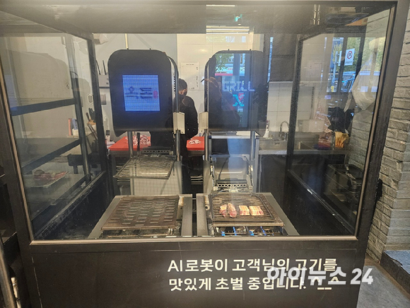 3일 오후 서울 마포구에 위차한 고깃집 '옥돈'에서 비욘드허니컴의 '그릴 X'가 고기를 자동으로 구워주고 있다. [사진=설재윤 기자]