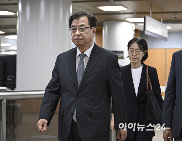 서훈 전 청와대 국가안보실장이 16일 서울 서초구 서울고등법원에서 열린 서해 공무원 피격 사실 은폐 관련 항소심 선고기일에 출석하고 있다. [사진=사진공동취재단 ]