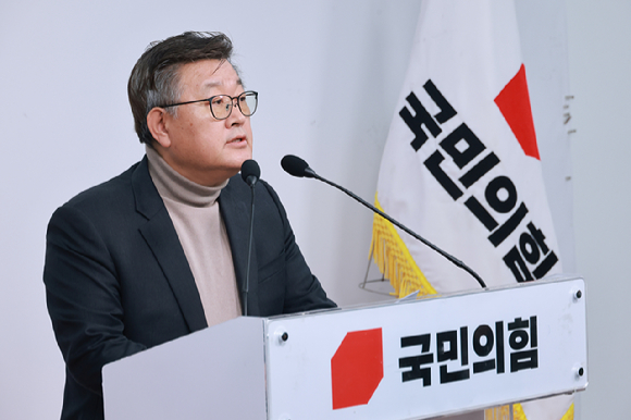 국민의힘 이호선 당무감사위원장이 16일 서울 여의도 국민의힘 중앙당사에서 김종혁 전 최고위원에 대한 당원권 정지 2년 권고 결정과 관련해 설명하고 있다. 2025.12.16 [사진=연합뉴스]