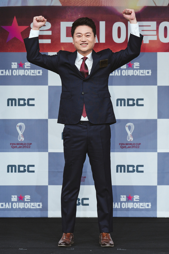 11일 오전 열린 '2022 카타르월드컵 MBC' 제작발표회에서 안정환, 김성주, 서형욱, 김나진, 박문성이 참석해 포토타임을 갖고 있다. [사진=MBC 공식 유튜브 채널 캡처 ]