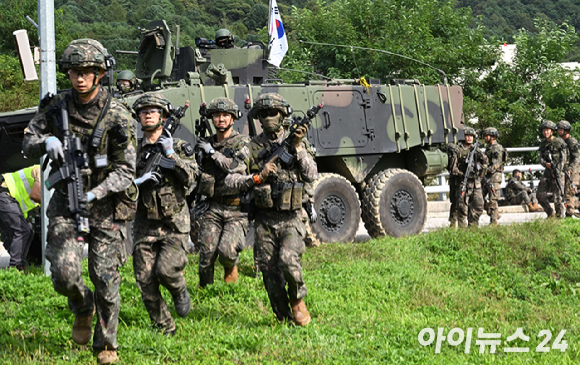 육군 학사장교 모집 포스터에서 서로 다른 계급이 부착된 베레모와 전투복을 착용한 홍보 모델이 등장해 논란이 일었다. 사진은 해당 포스터. [사진=온라인 커뮤니티 캡처]