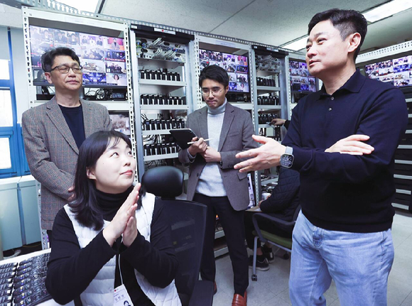 LG유플러스 홍범식 대표(맨 오른쪽)가 홈서비스품질 직원에게 업무 설명을 듣는 모습 [사진=LGU+]