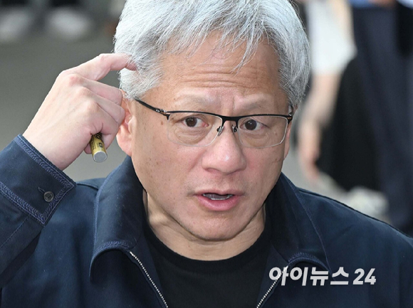 젠슨 황 엔비디아 최고경영자(CEO)가 5일 오후 전세기를 통해 서울김포비즈니스항공센터로 입국해 취재진의 질문에 답하고 있다. [사진=정소희 기자]