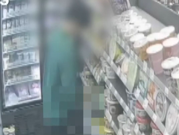 한 남성이 새벽 시간대 편의점에 들어와 물품 진열대에 소변을 보고 사라지는 황당한 일이 벌어졌다. 사진은 의문의 남성이 편의점 진열대에서 소변을 보고 있는 모습. [사진=JTBC 사건반장 캡처]