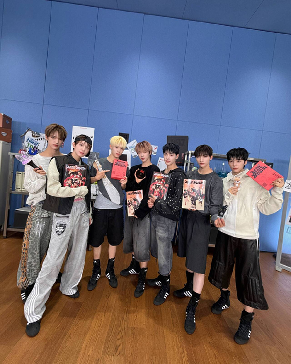 &apos;JYP 신인&apos; 넥스지, &apos;비트 복서&apos; 전곡 차트인…&quot;진짜 멋있는 앨범, 좋아해 달라&quot;