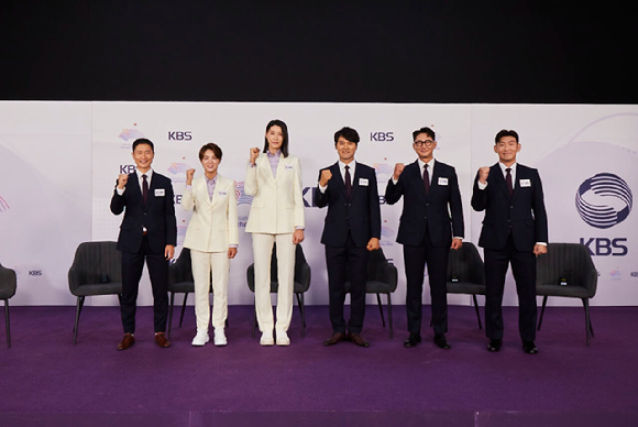 야구 박찬호 박용택, 축구 이영표, 배구 김연경, 골프 최나연, 농구 양동근 해설위원이 1일 온라인을 통해 진행된 'KBS 항저우 아시안게임' 제작발표회에서 포즈를 취하고 있다. [사진=KBS]