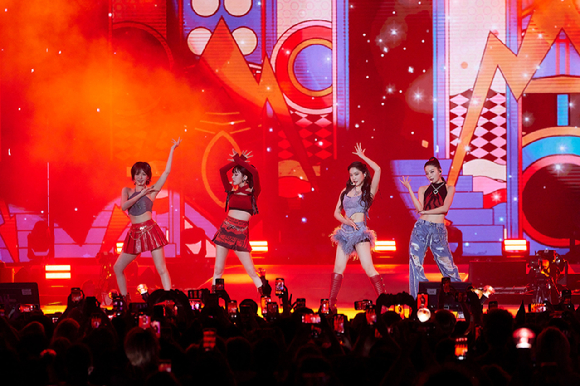 레드벨벳이 영국 런던 콘서트에서 무대를 펼치고 있다. [사진=SM엔터테인먼트]