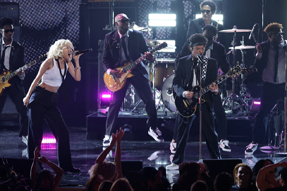 블랙핑크 로제, 팝스타 브루노 마스가 1일(현지시간) 미국 로스앤젤레스에서 열린 '제68회 그래미 어워드'에서 퍼포먼스를 펼치고 있다. [사진=AP/연합뉴스]