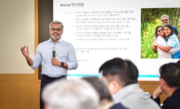 14일 LG에너지솔루션 대전 기술연구원에서 '2026년 신규 연구전문위원 선임'을 기념해 참석자들이 단체 기념촬영을 하고 있다. [사진=LG에너지솔루션]