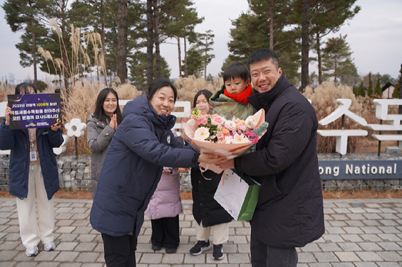 국립세종수목원에 100만 번째로 방문한 원대성 씨 가족이 연간 회원권과 기념품, 꽃다발을 선물받고 있다. [사진=국립세종수목원]