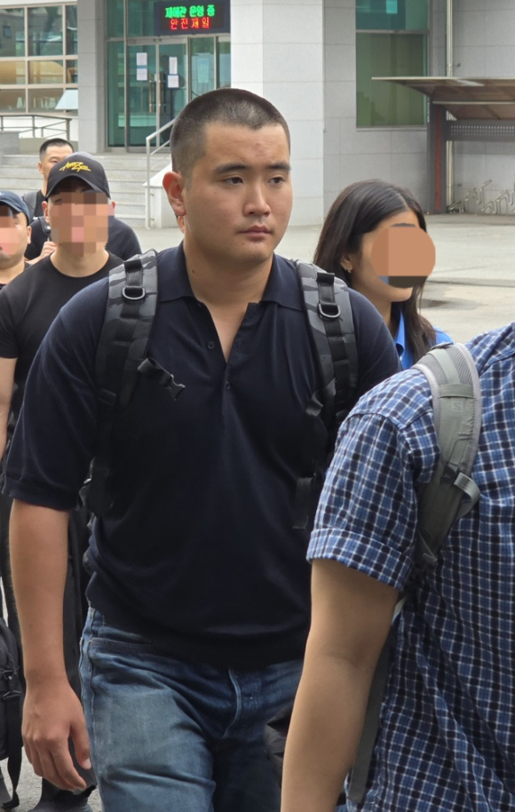 이재용 삼성전자 회장과 홍라희 삼성미술관 리움 명예관장이 28일 경남 창원 진해 해군사관학교에서 열린 이지호 씨의 해군 학사사관후보생 139기 임관식에 참석했다. [사진=국방홍보원 KFN 공식 유튜브 캡처]