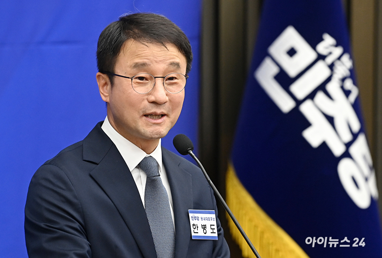 더불어민주당 천준호 원내대표 직무대행과 국정조사특위 위원들이 30일 국회 의안과에 '윤석열 정치검찰 조작기소 진상규명 특검법'을 제출하고 있다. 2026.4.30 [공동취재] [사진=연합뉴스]