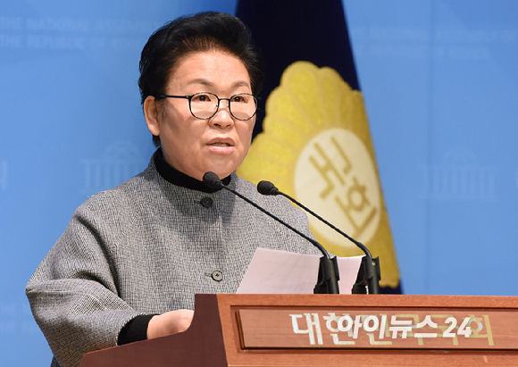 문정복 더불어민주당 교육위원회 간사가 28일 오전 서울 여의도 국회 소통관에서 한국교육방송공사(EBS) 사장 알박기 임명 규탄 기자회견을 하고 있다. [사진=곽영래 기자]