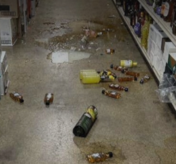 술에 취한 라쿤이 화장실 바닥에 납작 엎드려 있다. [사진=BBC]