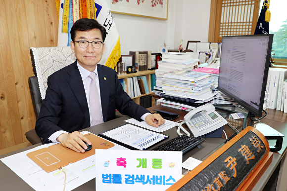 충북교육청이 5월 1일부터 모든 교직원에게 법률정보 검색서비스를 제공한다. 윤건영 교육감이 직접 법률정보를 검색해보고 있다. [사진=충북교육청]