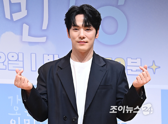 배우 김정현이 16일 서울 여의도 KBS 아트홀에서 열린 KBS 2TV 신규 예능 '가는정 오는정 이민정' 제작발표회에서 포토타임을 갖고 있다. [사진=곽영래 기자]