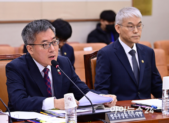 김석우 법무부 장관 권한대행 겸 차관이 13일 오전 서울 여의도 국회에서 윤석열 정부의 내란-외환 행위의 진상규명을 위한 특별검사 임명 등에 관한 법률안을 안건으로 열린 법제사법위원회 제4차 전체회의에서 질의에 답하고 있다. [사진=곽영래 기자]