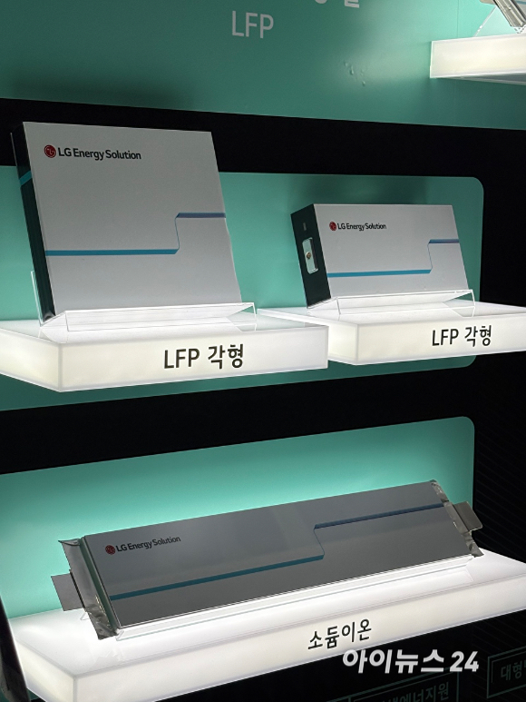 지난달 12일 서울 코엑스에서 열린 '인터배터리 2026' LG에너지솔루션 부스에서 LFP 각형 배터리와 소듐이온 배터리가 전시돼 있다. [사진=권서아 기자]