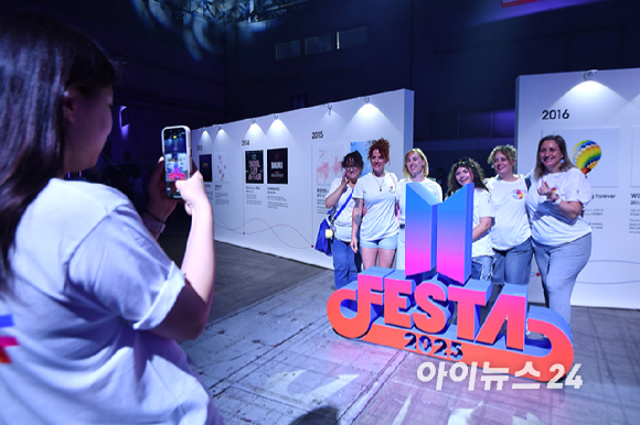 방탄소년단(BTS)과 아미(ARMY, 팬덤명)의 특별한 축제 'BTS FESTA'가 13일 경기도 고양시 킨텍스에서 진행되고 있다. [사진=문수지 기자]