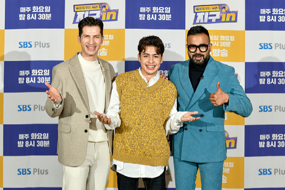 방송인 배성재, 코미디언 장도연, 프로파일러 표창원이 16일 온라인으로 진행된 SBS플러스 '세상의 모든 사건 지구in' 제작발표회에 참석해 포즈를 취하고 있다. [사진=SBS플러스]