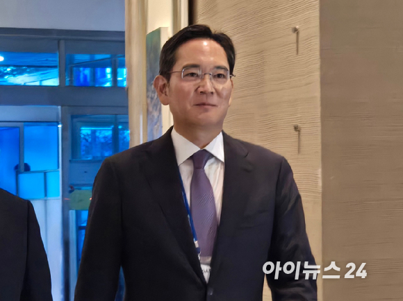 김정관 산업통상자원부 장관이 29일 경주예술의전당에서 열린 한미 기업인 비즈니스 라운드 테이블 행사를 마치고 환영만찬 참석을 위해 밝은 표정으로 이동하고 있다. [사진=최란 기자]