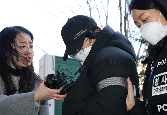 생후 19개월 된 딸을 방임해 숨지게 한 혐의를 받는 20대 친모가 7일 오후 구속 전 피의자 심문(영장실질심사)이 열리는 인천지법에 들어서고 있다.2026.3.7 [사진=연합뉴스]