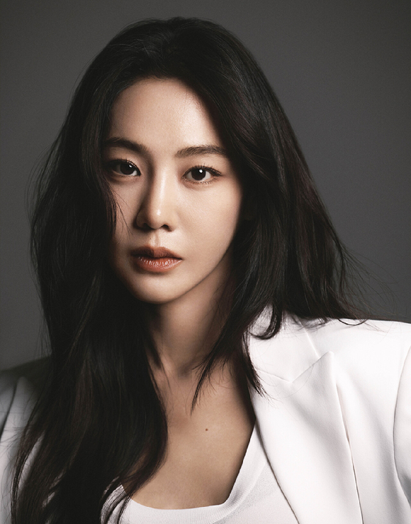 한지은이 인터뷰에 앞서 사진촬영을 하고 있다. [사진=그램엔터테인먼트]