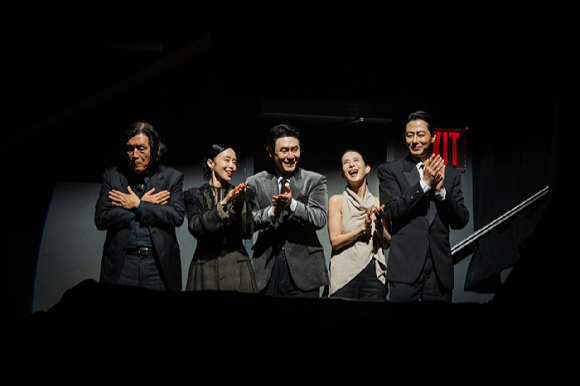 설경구와 이창동 감독이 파리 시어터(The Paris Theater)에서 열린 '박하사탕' 4K 상영회에 참석했다. [사진=넷플릭스]