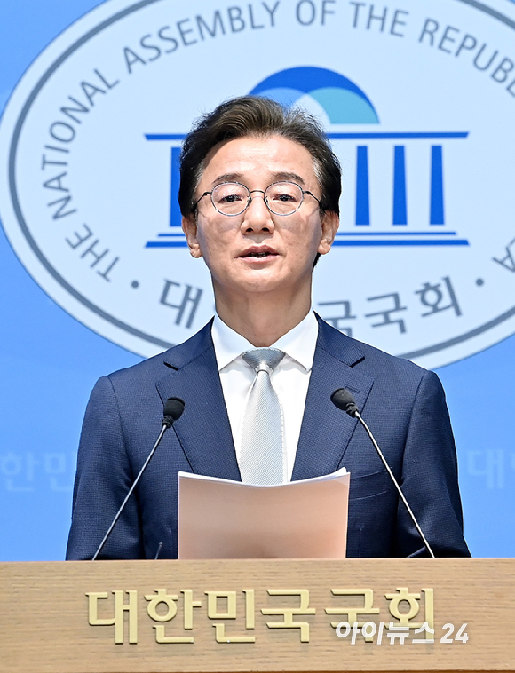 전재수 더불어민주당 부산시장 후보가 13일 서울 여의도 국회 소통관에서 부산시장 후보 확정 관련 기자회견을 하고 있다. [사진=곽영래 기자]