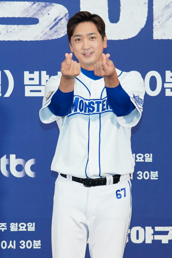 전 야구선수 심수창이 30일 온라인으로 진행된 JTBC 예능 프로그램 '최강야구' 제작발표회에 참석해 포즈를 취하고 있다. [사진=JTBC]