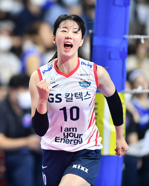 여자프로배구 GS칼텍스 강소휘가 23일 열린 IBK기업은행과 2022-23시즌 도드람 V리그 원정 경기 도중 공격 득점을 올린 뒤 환호하고 있다. [사진=한국배구연맹(KOVO)]