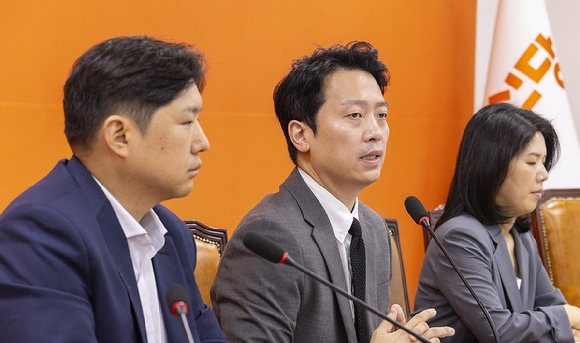 개혁신당 이기인 비상대책위원장이 23일 국회에서 열린 첫 비대위 회의에서 차기 총선을 위한 준비에 대해 밝히고 있다. 2026.9.23 [사진=연합뉴스]