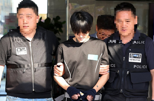 살인 혐의를 받는 박대성(30)이 지난해 10월 4일 오전 전남 순천경찰서에서 검찰로 송치되고 있다. [사진=연합뉴스]