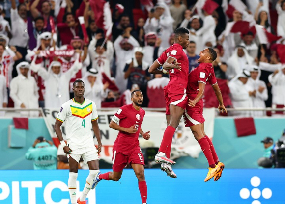 카타르 모하메드 문타리(가운데)가  25일(한국시간) 열린 2022 카타르월드컵 A조 조별리그 세네갈과 2차전에서 카타르의 월드컵 본선 첫골을 넣은 뒤 팀 동료와 세리머니하고 있다.[사진=뉴시스]